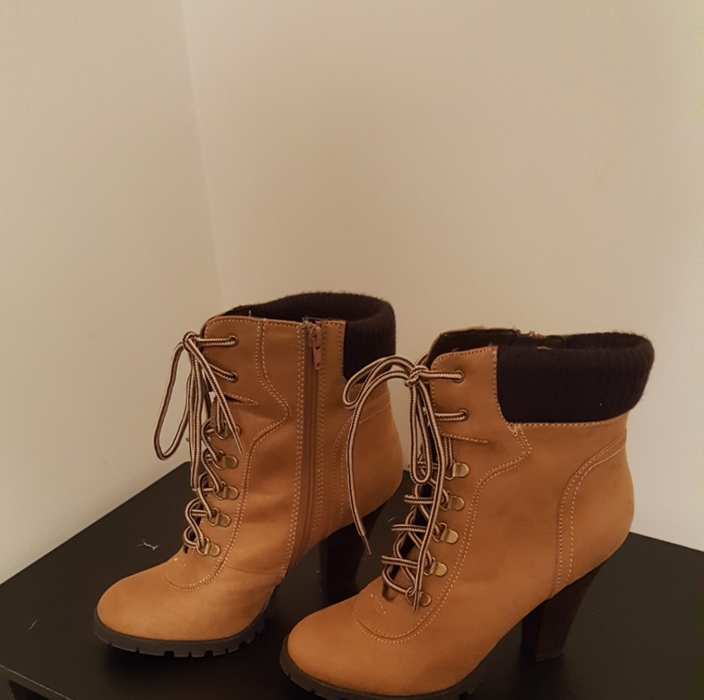 Heeled Tan Nubuck with Brown Trim Hiking Boot.